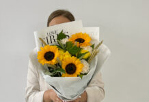 Букет из декоративных подсолнухов, садовых роз и пшеницы: гармония природы в одном букете