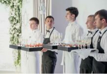 Преимущества найма официанта на мероприятие