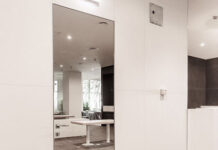 Скрытая дверь с зеркалом: функциональность, преимущества и использование в интерьере