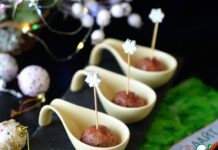 Фрикадельки из индейки в брусничном соусе