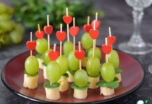 Канапе с сыром, виноградом и мятой