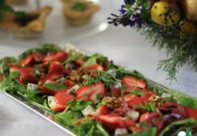 Новогодний салат с клубникой и необычной заправкой