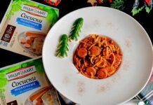 Сосиски в томатном соусе с овощами