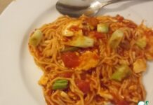 Лапша с яйцом в томатном соусе