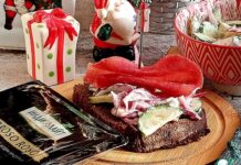 Огуречный салат с сыровяленой индейкой