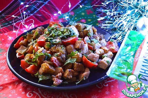 Салат с индейкой и хрустящими баклажанами