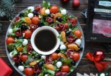 Салат венок с сыровяленой индейкой