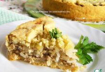 Мясной пирог с рисом, луком, яблоками