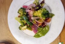 Салат из брокколи, фиников, орехов пекан