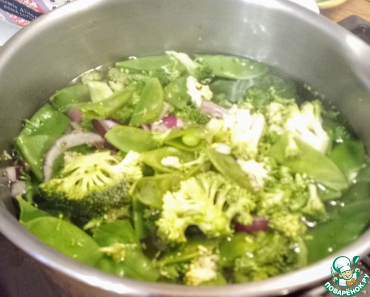 Салат из брокколи, фиников, орехов пекан