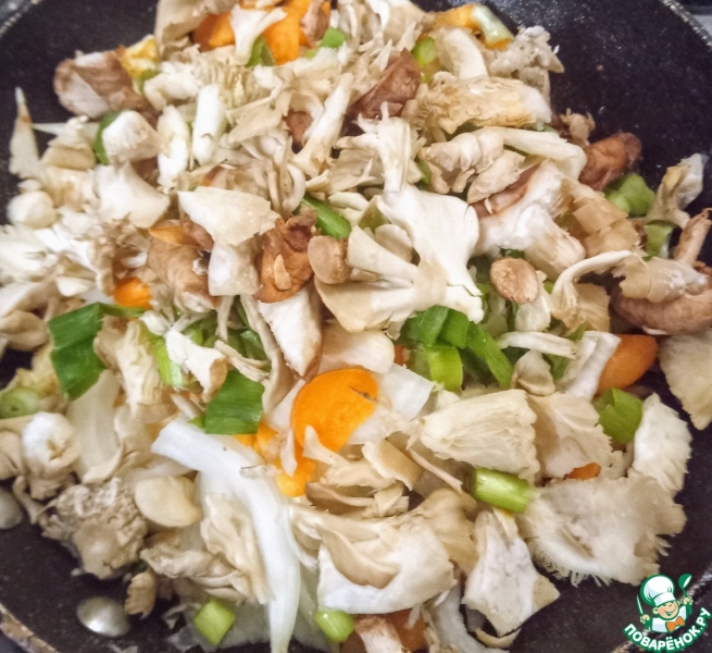 Шиитаке с сыром панир и арахисом