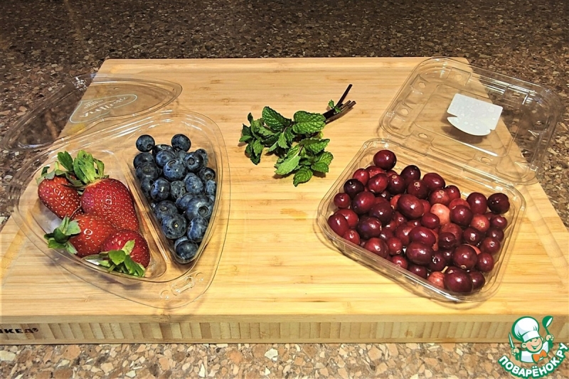 Тонкие блинчики на минералке с ягодами