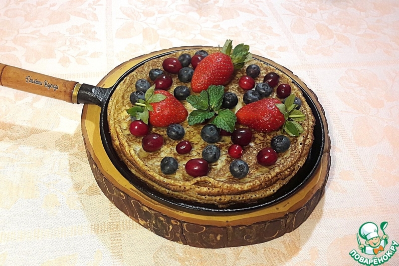 Тонкие блинчики на минералке с ягодами