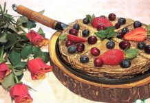 Тонкие блинчики на минералке с ягодами