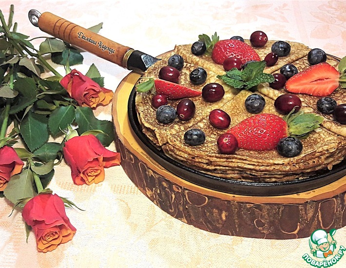 Тонкие блинчики на минералке с ягодами