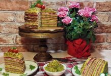 Блинный цветной торт с острым соусом