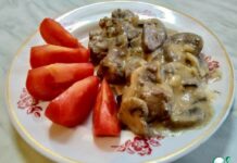 Куриная печень с грибами и сметаной