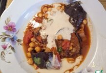 Ливанская мусака с тахинно-чесночным соусом