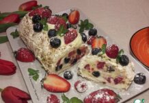 Меренговый рулет с ягодами и орехами