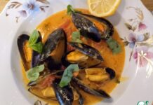 Мидии в остром кокосовом соусе