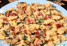 Паста с охотничьми колбасками, шпинатом и шампиньонами