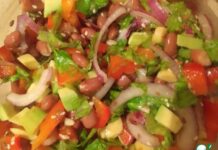 Салат с авокадо и овощами