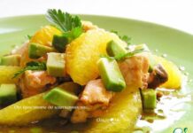 Салат с лососем, апельсином и авокадо