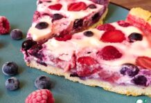 Ягодный пирог со сметанной заливкой