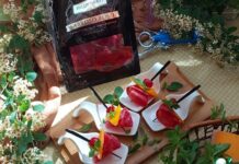 Канапе с сыровяленым филе бедра индейки