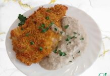 Куриный шницель в чипсах с грибным соусом