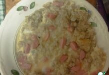 Омлет с перловой кашей и сосисками