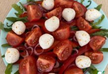 Салат с коктейльными томатами и сыром моцарелла