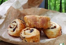 Слойки с ветчиной, изюмом и оливками