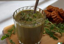 Смузи с маракуйей, клубникой и руколой