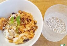 Фруктово-ореховый пилаф с соусом тахини