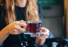 Названы российские города, где туристы пробуют необычные горячие напитки