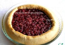 Открытый пирог с вишней