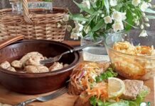 Пряные медальоны с капустным салатом