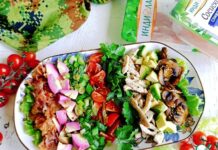 Салат Кобб с индейкой и шампиньонами