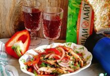 Салат с индейкой и томатной заправкой