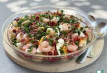 Салат с картофелем, креветками и беконом