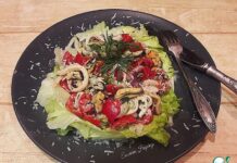 Салат с коктейлем из рассольных морепродуктов