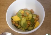 Салат с манго и хрустящим нутом