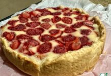 Тарт с клубникой и сметанной заливкой