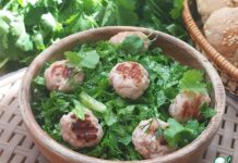 Травяной салат с огурцом и мини-котлетками