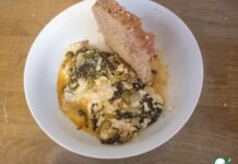 Яйца в шпинатовом креме с семенами