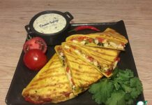 Кесадилья с курицей, овощами, зеленью, сыром