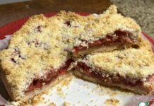 Насыпной пирог с клубникой