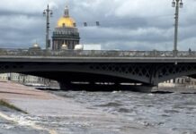 Непогода в Петербурге частично изменила планы туристов, заявили в АТОР