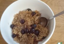 Рисовый пудинг с корицей и черникой